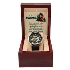 Lifestyle shot of a man wearing the mens mechanical watch on his wrist showing the adjustable fit  - GLiMOT